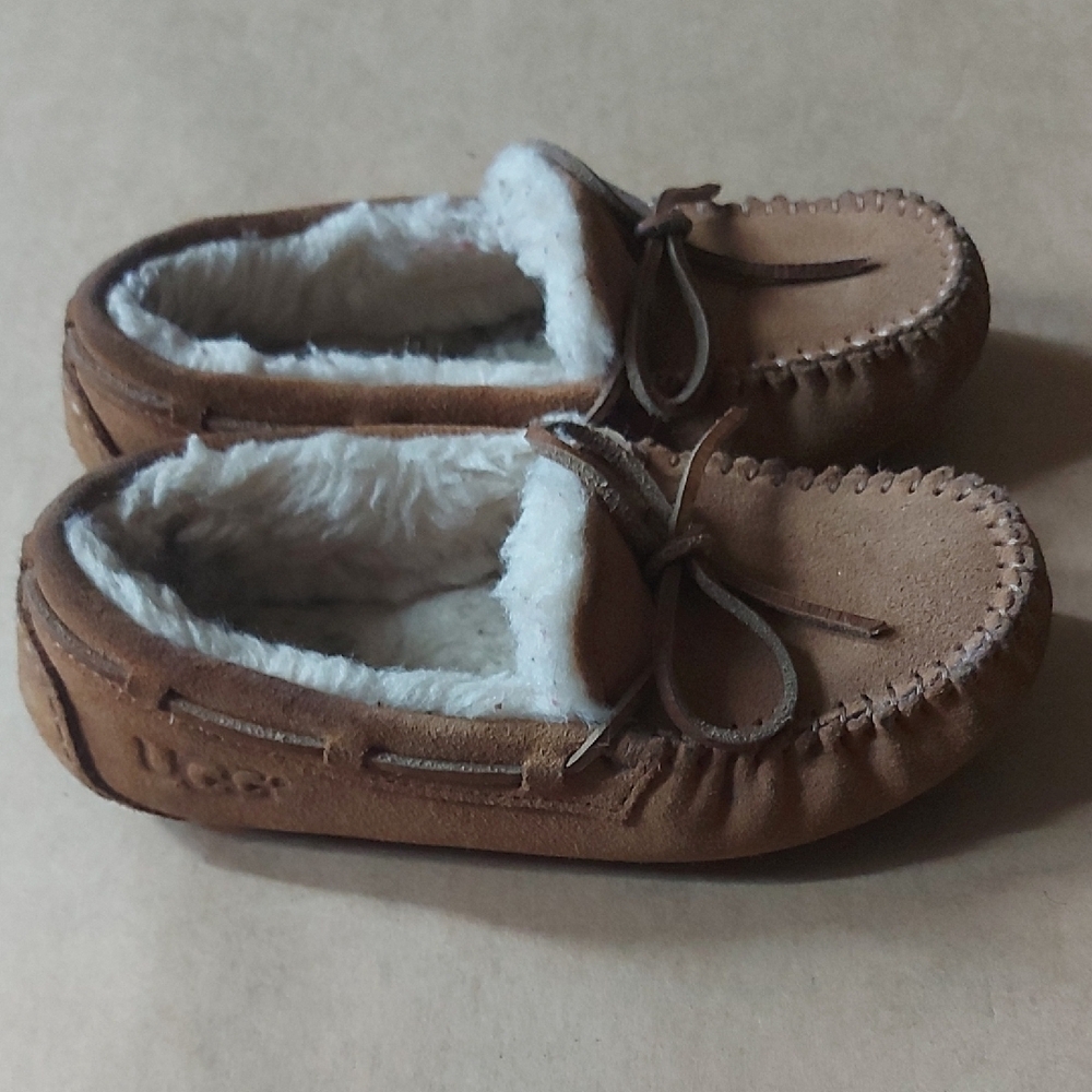 Kids UGG Moccasins - Picture 3 of 3